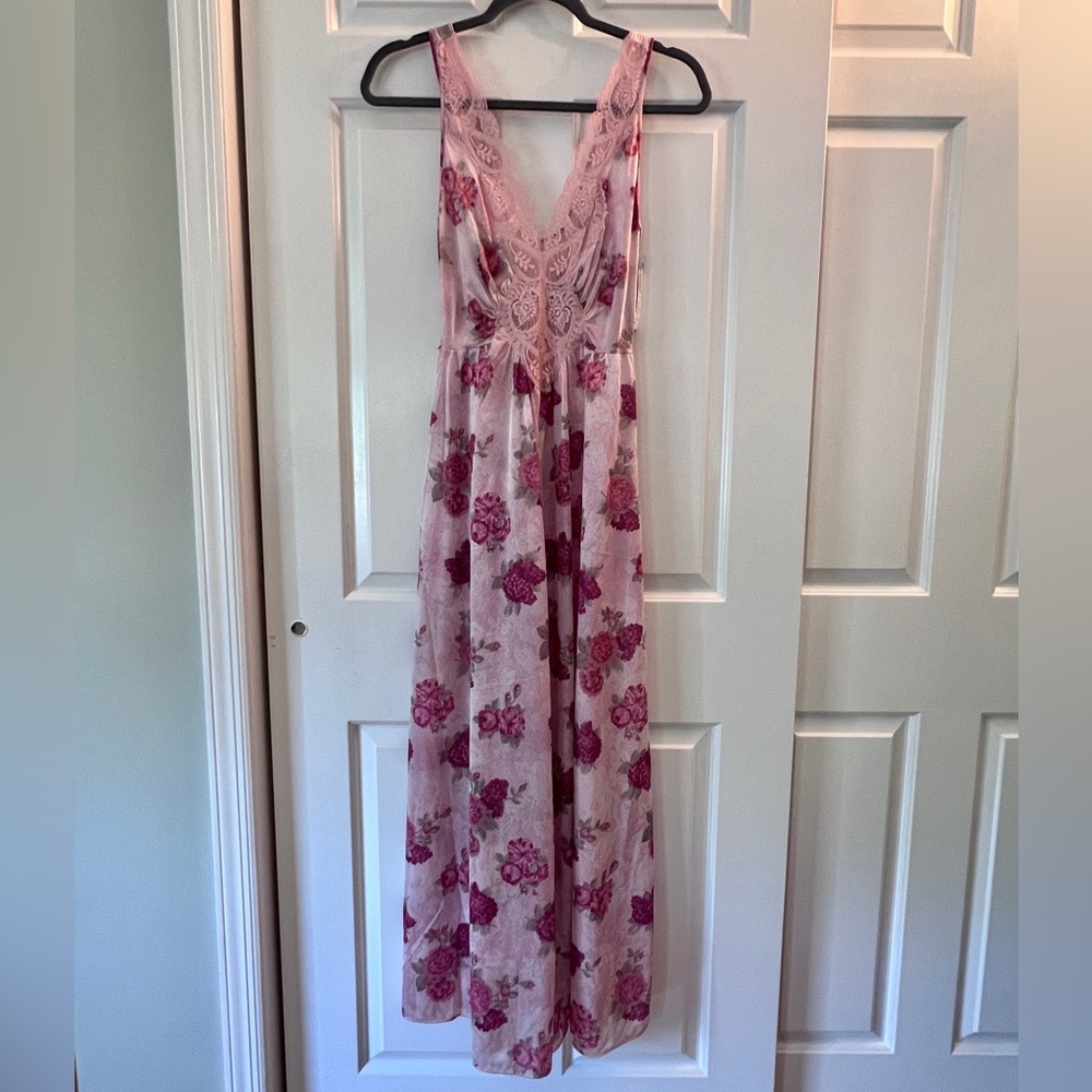 Vintage OLGA Floral Wide Sweep Lace Stretch Bodice Nightgown